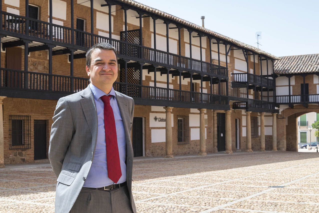 Francisco Martínez Arroyo, consejero de Agricultura, Medio Ambiente y Desarrollo Rural de CLM, en la plaza de San Carlos del Valle.