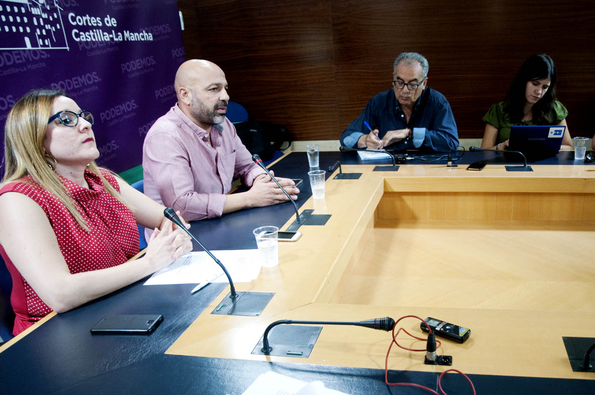 María Díaz y José García Molina atienden a los medios.