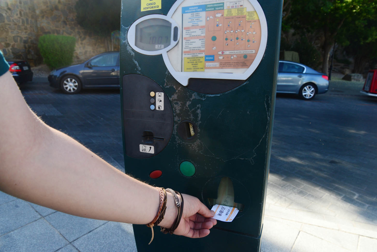 Un ciudadano saca el ticket de la ORA en Toledo.