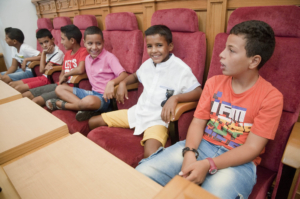 Foto de archivo de niños saharauis en las Cortes regionales