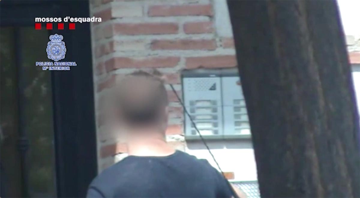 Uno de los secuestradores, durante el rapto de un hombre liberado en Casarrubios