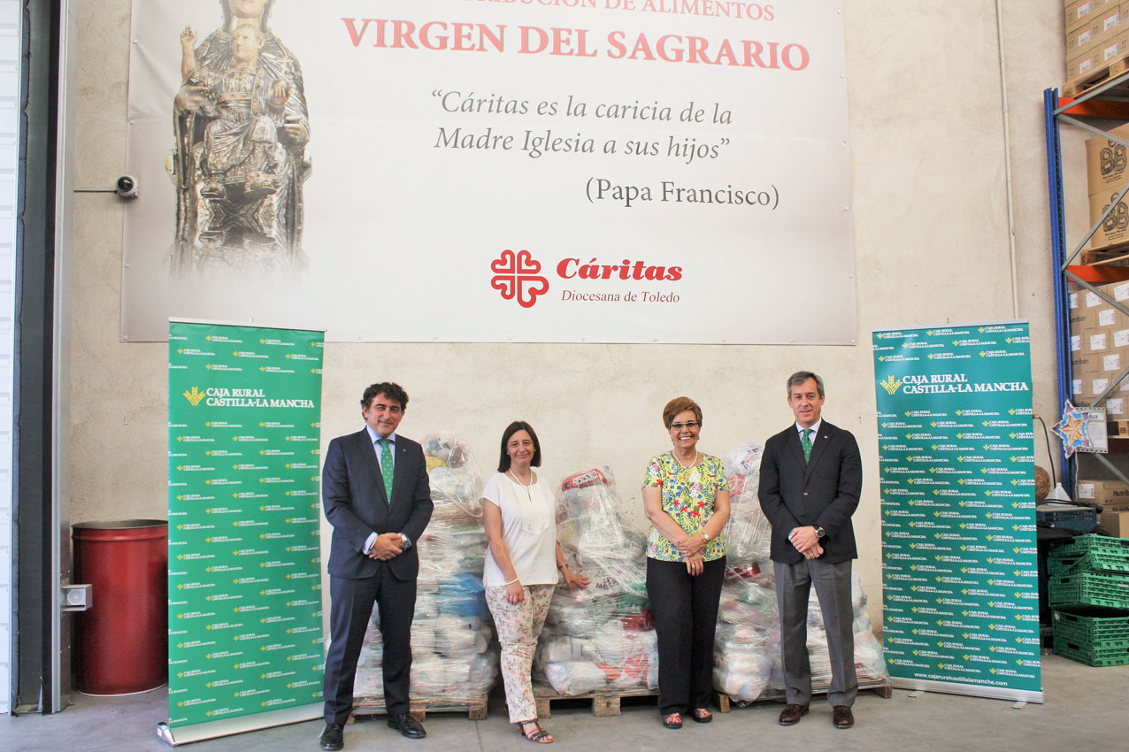 Entrega de alimentos de Caja Rural CLM a Cáritas Toledo.