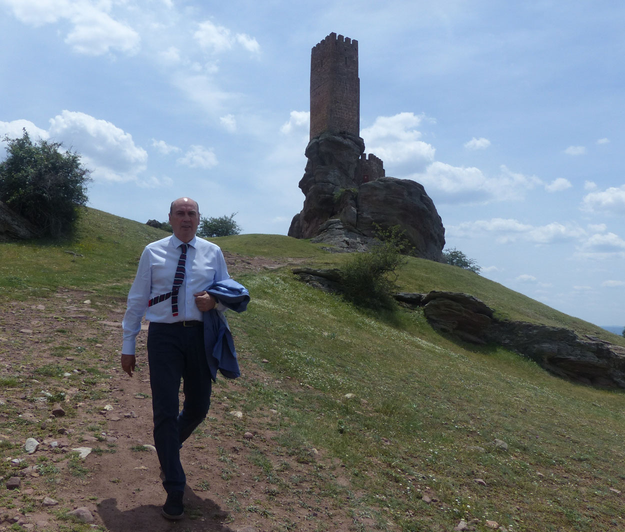 El presidente de la Diputación de Guadalajara, José Manuel Latre, con el castillo de Zafra tras de él. siete reinos