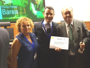 Los médicos toledanos recibiendo el premio.