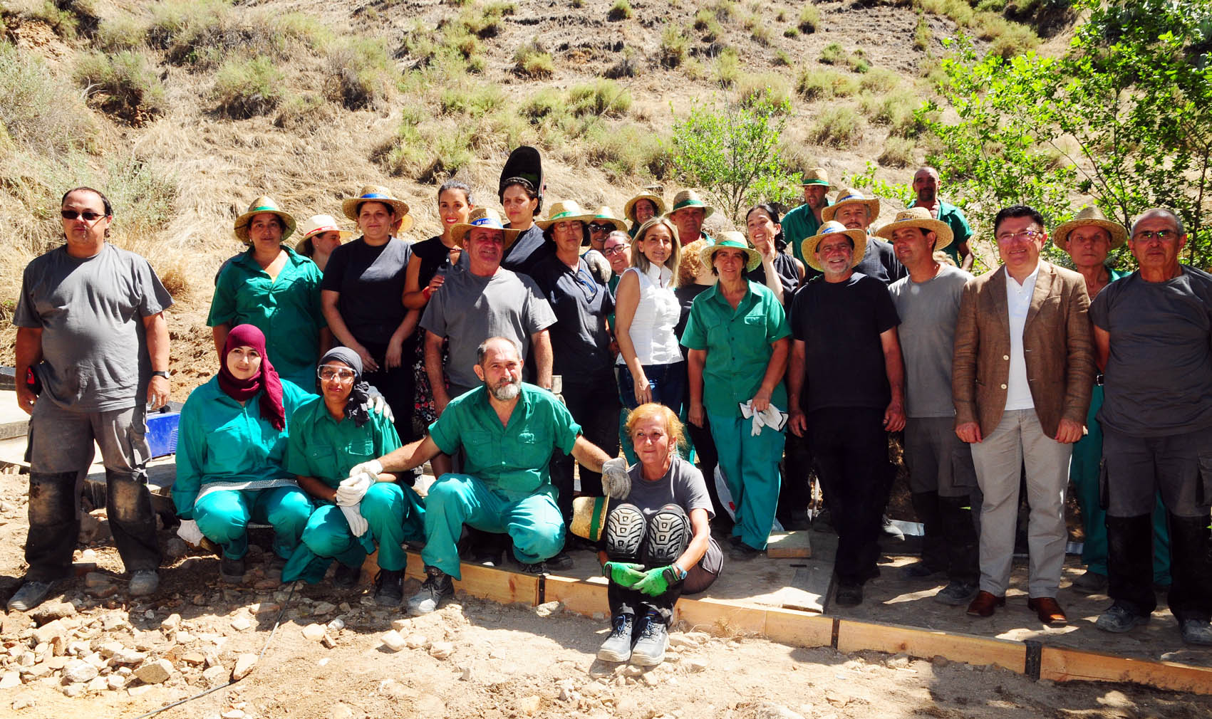 Milagros Tolón y trabajadores del plan de empleo que están recuperando una parte de la senda ecológica.