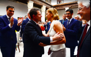 Page y Cospedal se saludan en la toma de posesión del primero como presidente de CLM.