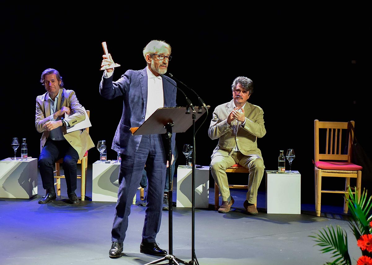 Sacristán, celebrando su premio Corral de Comedias