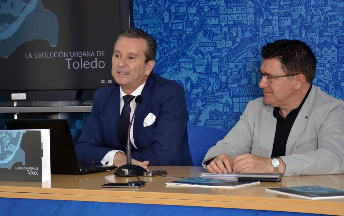 Teo García (derecha), con el arquitecto municipal en la presentación del libro sobre la evolución urbana de Toledo