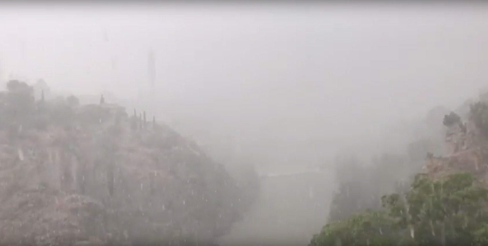 Así cayó la granizada sobre Toledo en el Tajo, grabada desde las Cortes