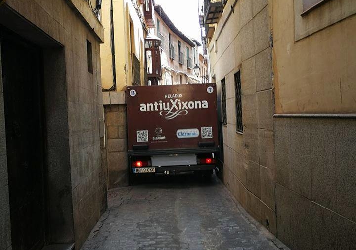 Un camión intenta sortear la calle Alfileritos en Toledo. casco de Toledo