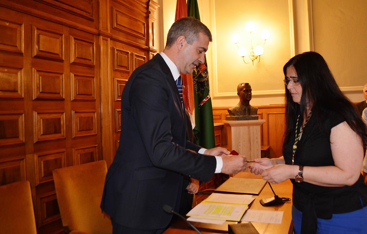 Álvaro Gutiérrez entrega la medalla de diputada a Alicia Benito