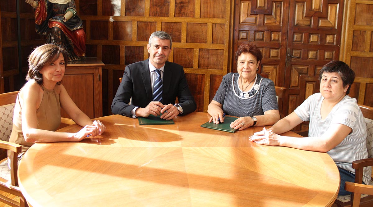 Álvaro Gutiérrez, firmando el convenio con la Asociación Maria de Padilla