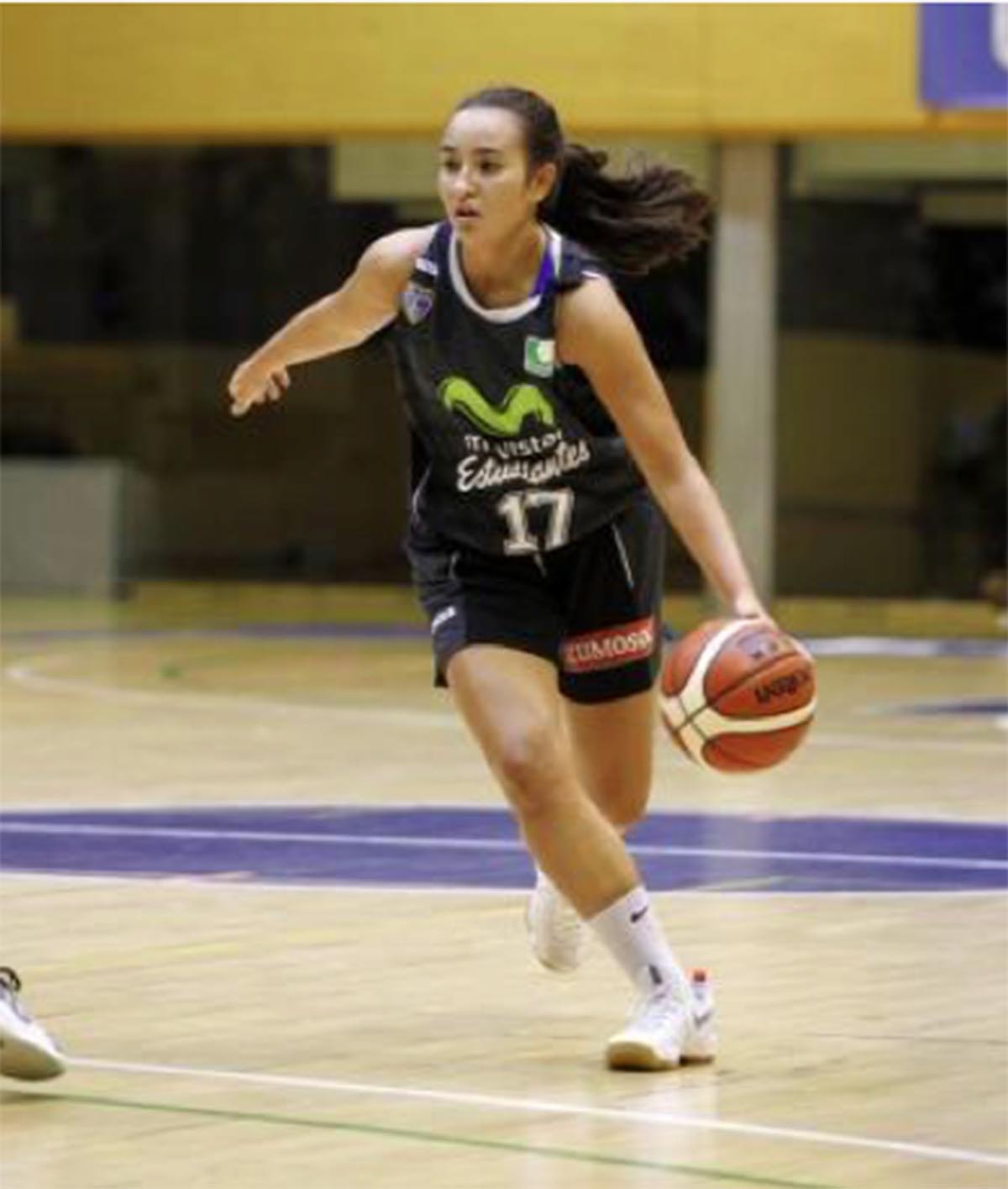 Laura Prats lleva un año que lo "peta", tras llegar a la Selección de baloncesto