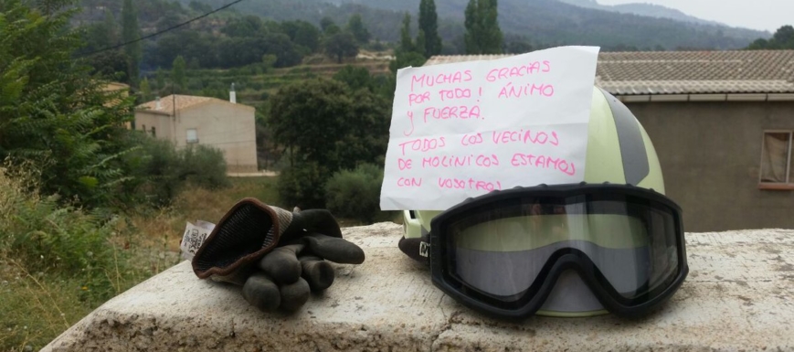 La carta de los vecinos de Molinicos a un bombero en la bolsa del bocata.