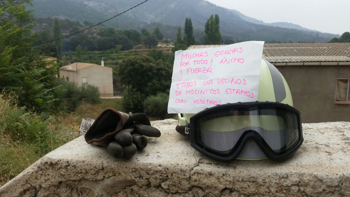 La carta de los vecinos de Molinicos a un bombero en la bolsa del bocata.