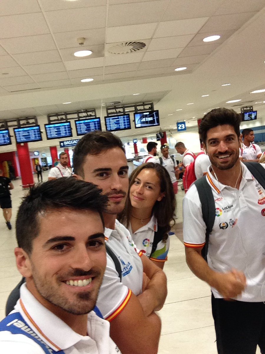 Los integrantes del equipo español de piragüismo en el aeropuerto de Praga. Paco Cubelos