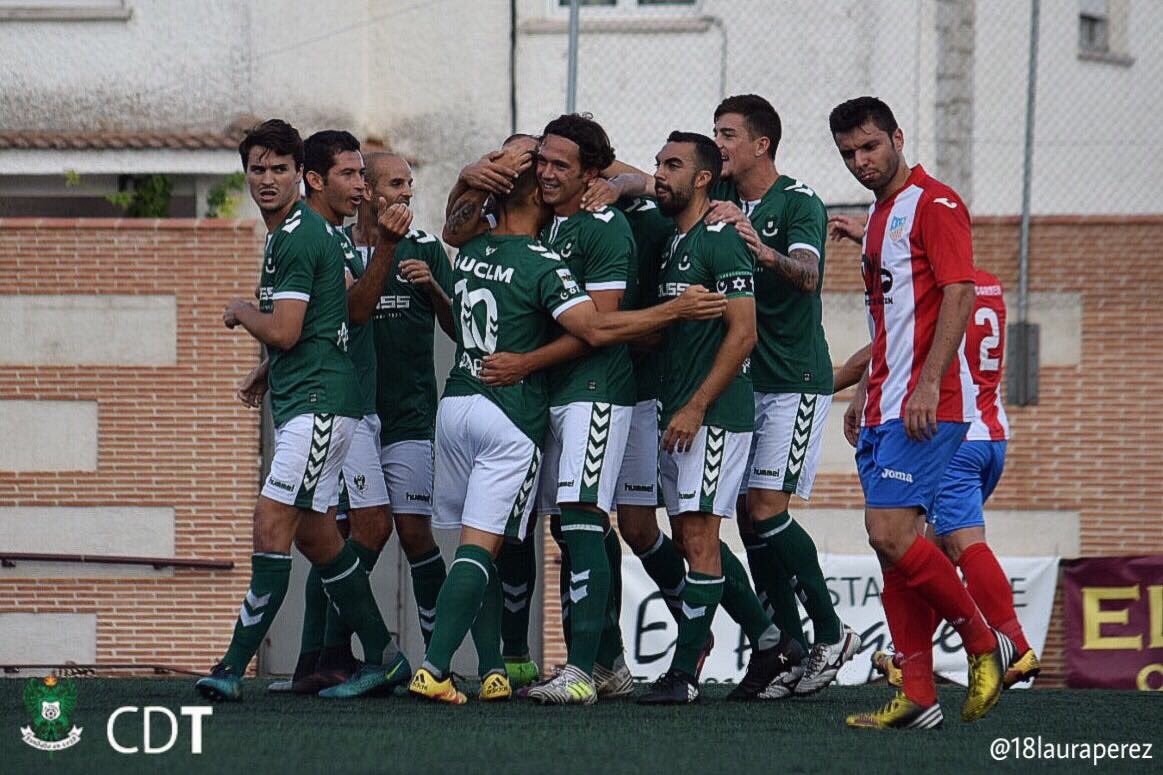 El CD Toledo celebra el primer tanto del partido.