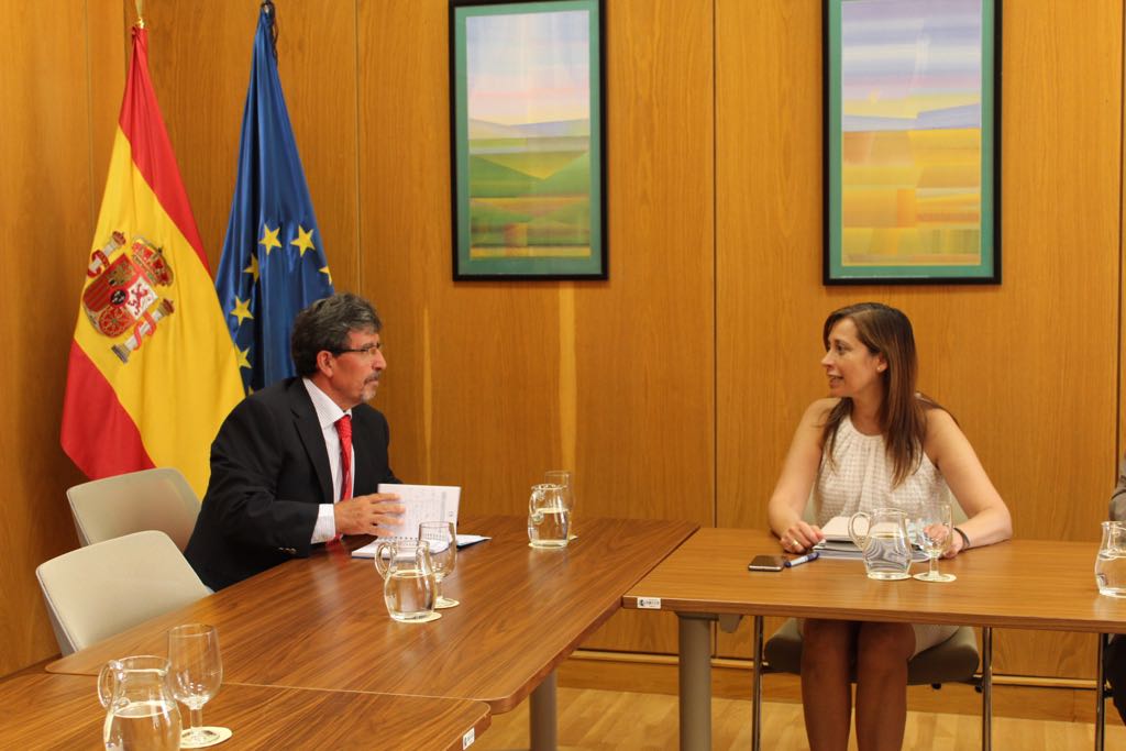 A la derecha, la directora general del Agua del Gobierno de España, Liana Ardiles; a la izquierda, el director general de la Agencia del Agua de Castilla-La Mancha, Antonio Luengo. pacto nacional del agua