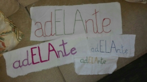 Retales con la palabra adELAnte que tejen en El Torrico (Toledo).
