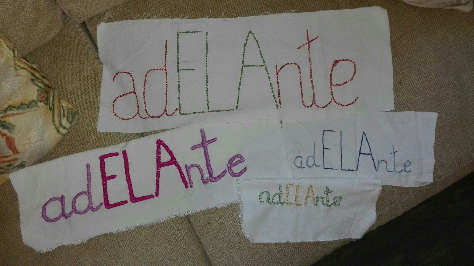Retales con la palabra adELAnte que tejen en El Torrico (Toledo).