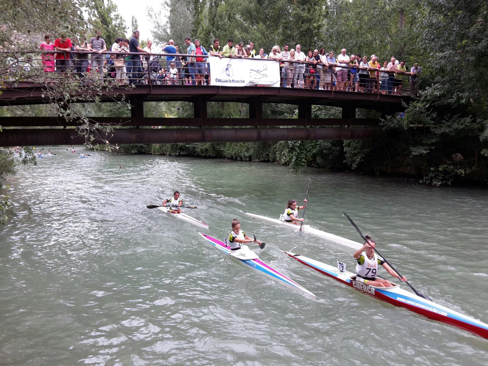 Club Piragüismo Cuenca con Carácter durante la regata Puente a Puente.