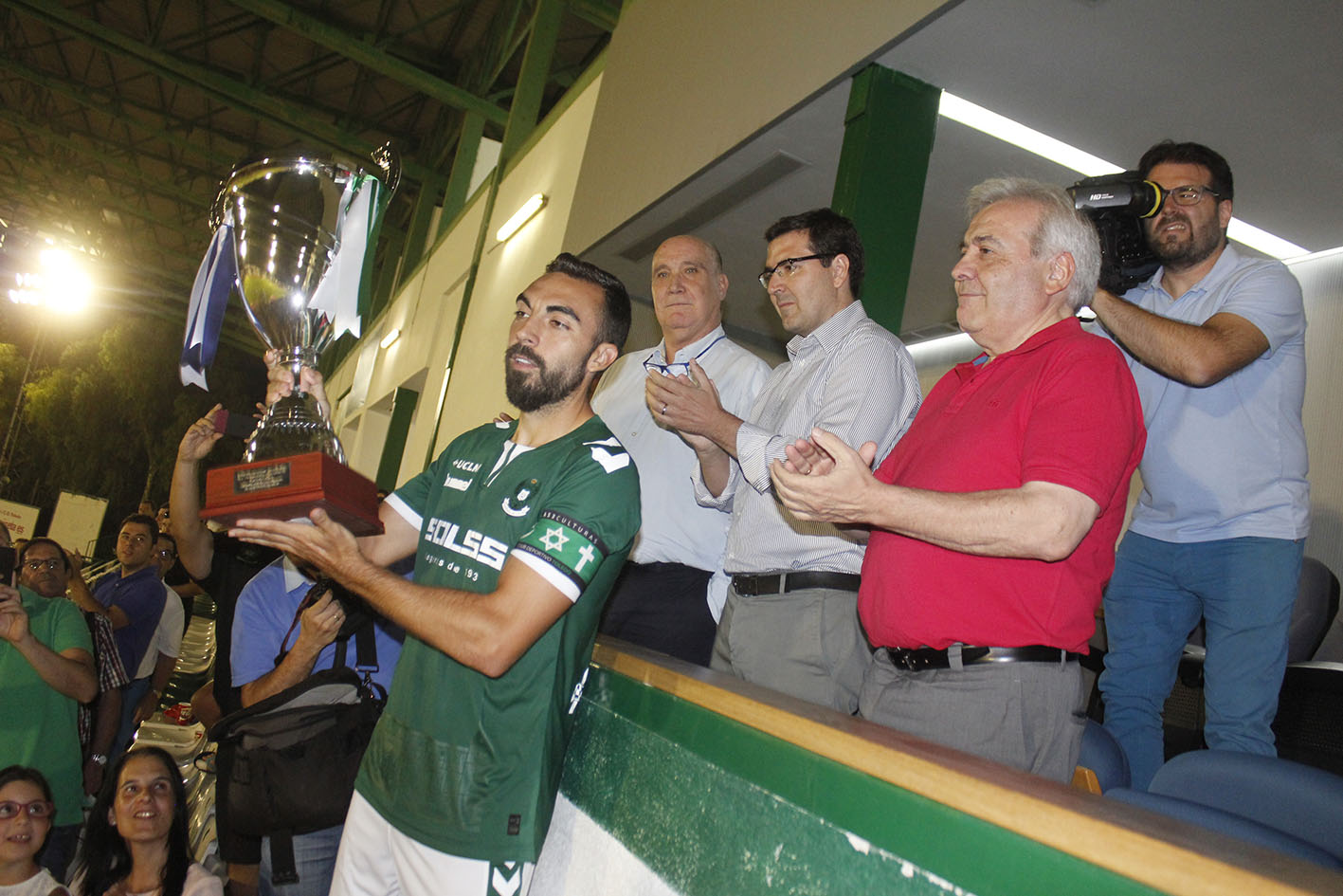 Carlos de Lerma recibe el trofeo que acreditaba al CD Toledo como ganador del Trofeo de Ferias
