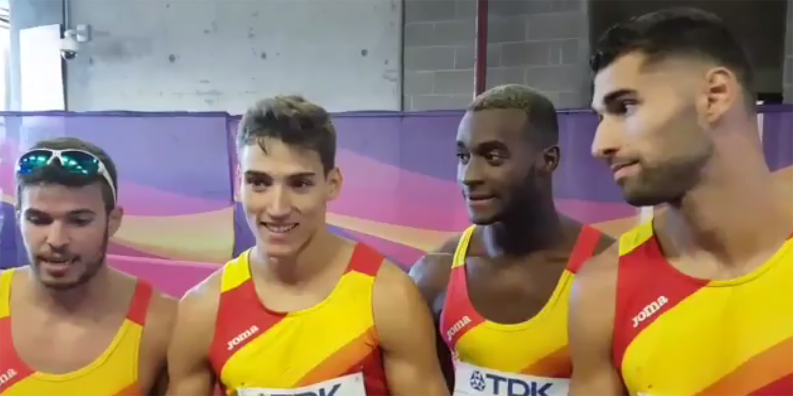 Lucas Búa, segundo por la izquierda, y sus compañeros del impresionante relevo español del 4x400