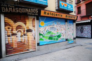 Cierres con grafiti en Toledo.
