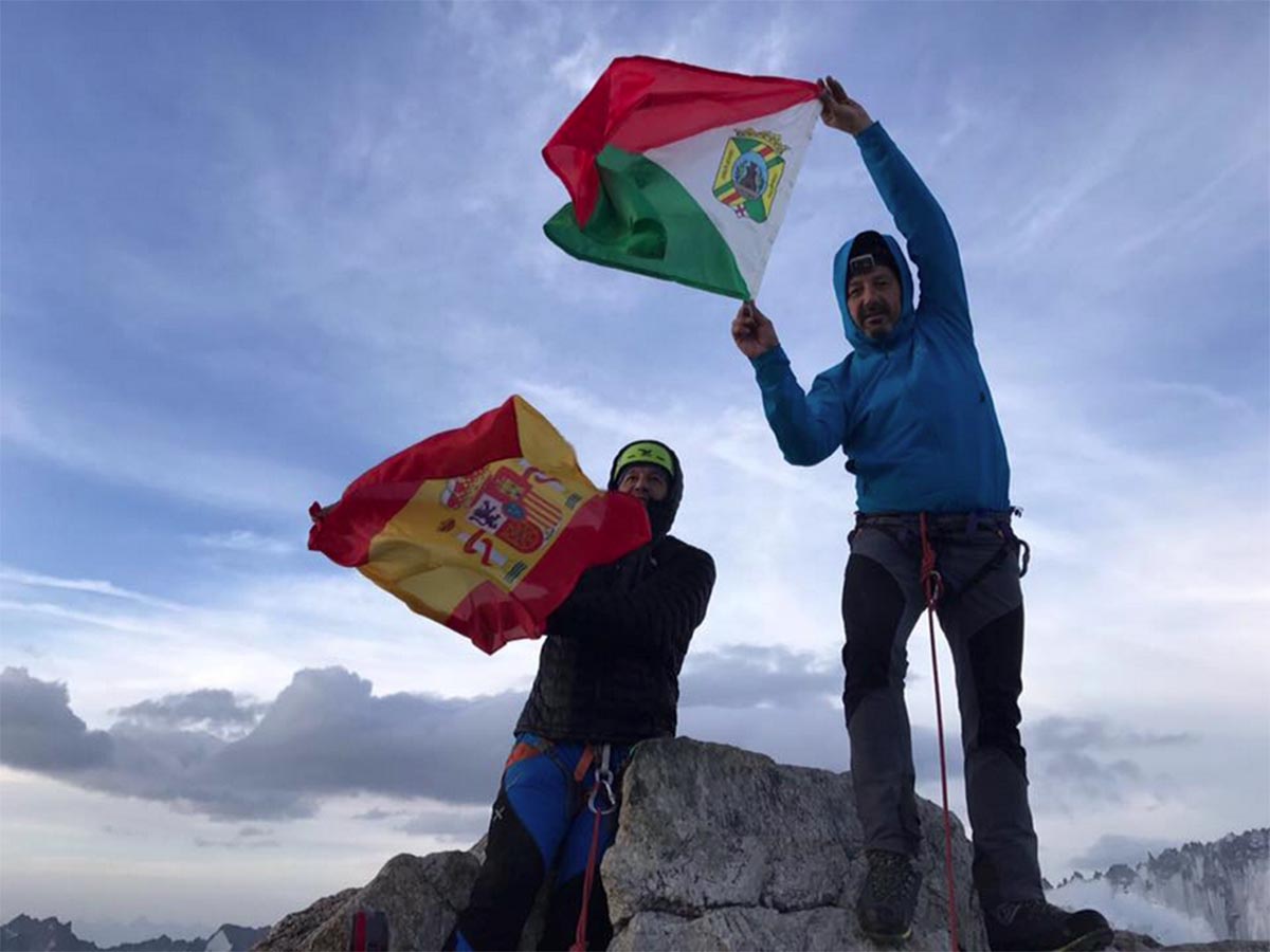 Los hermanos Sánchez pusieron la bandera de Castillo de Bayuela en lo más alto del Mont Blanc