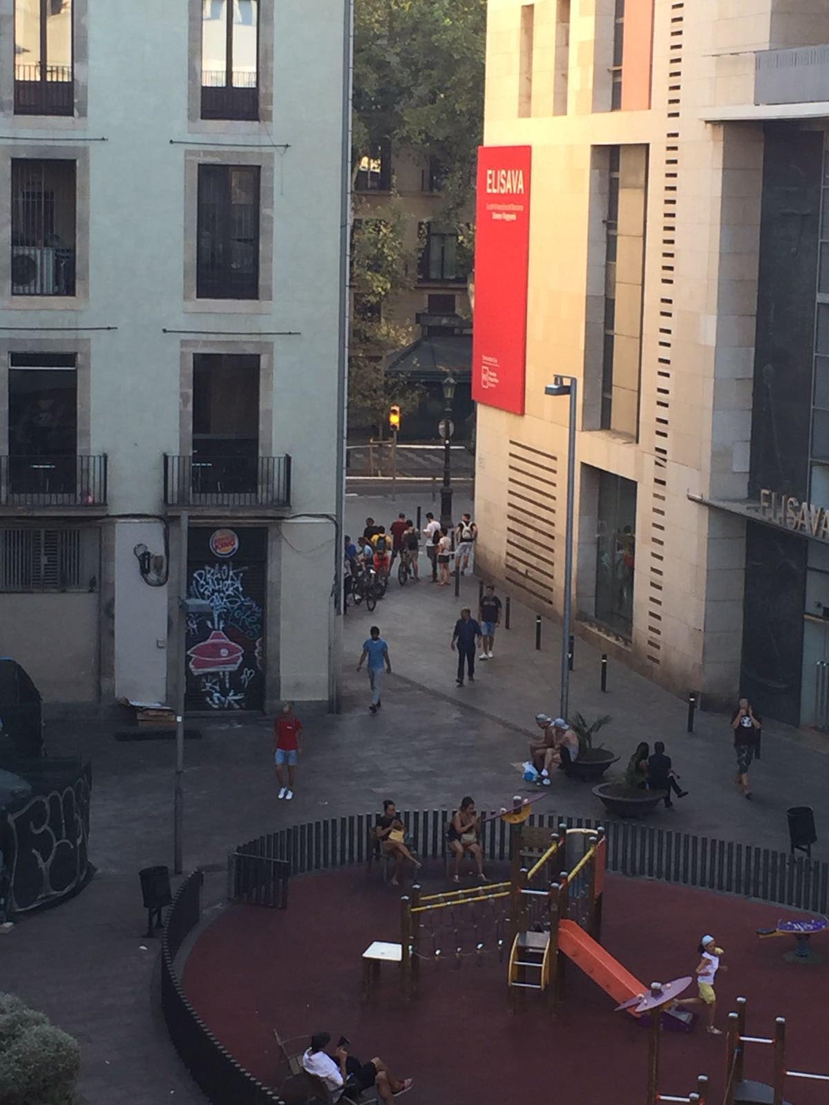 Foto tomada por el joven toledano en la que ve a gente cuyo acceso a la Rambla es rechazado por la policía