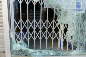 Así quedó el escaparate del local donde intentaron el alunizaje