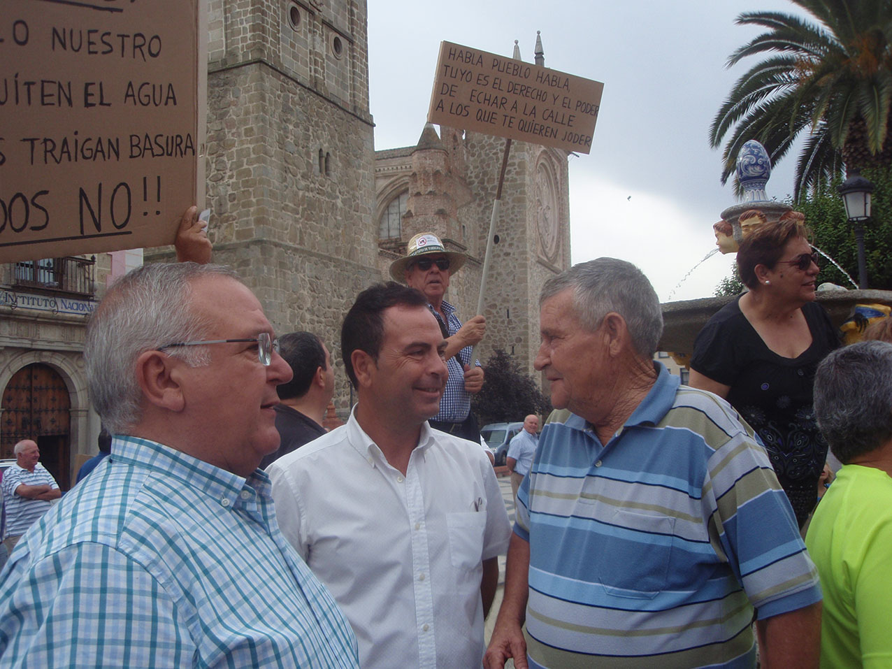 José Gutiérrez, portavoz del PSOE, junto a vecinos de Gamonal
