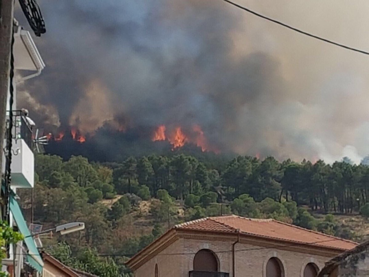 El incendio visto desde el casco urbano de San Pablo de los Montes