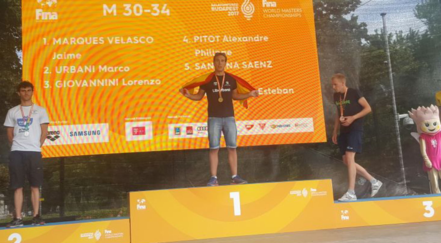 Jaime Marqués, en lo más alto del podio tras proclamarse campeón del Mundo Master de Natación en aguas abiertas