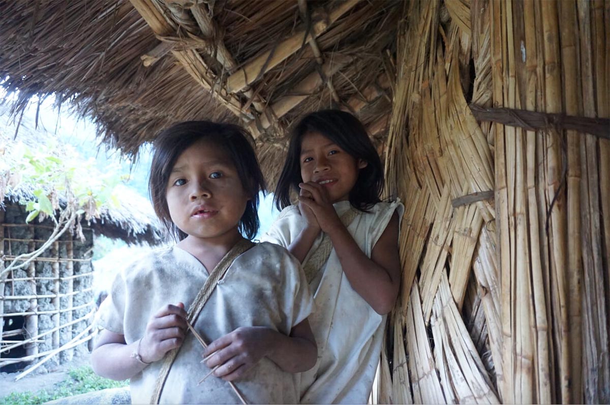 Dos jóvenes miembros de la comunidad Kogui