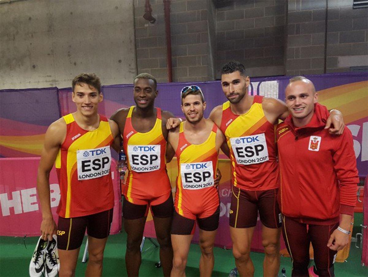 Lucas Búa (izquierda) fue quinto en la final de 4x400 del Mundial