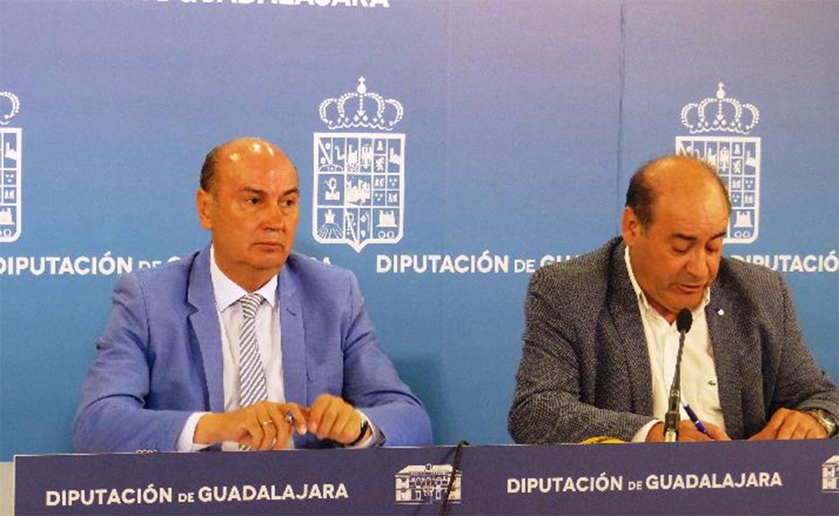 José Manuel Latre ha informado del agua en cisternas que la DJosé Manuel Latre (Izquierda) ha informado del agua en cisternas que la Diputación ha distribuido iputación ha distribuido