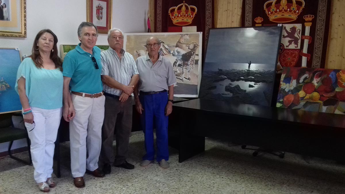 Fidel María Puebla (segundo por la izquierda), con la obra ganadora de su certamen que lleva su nombre