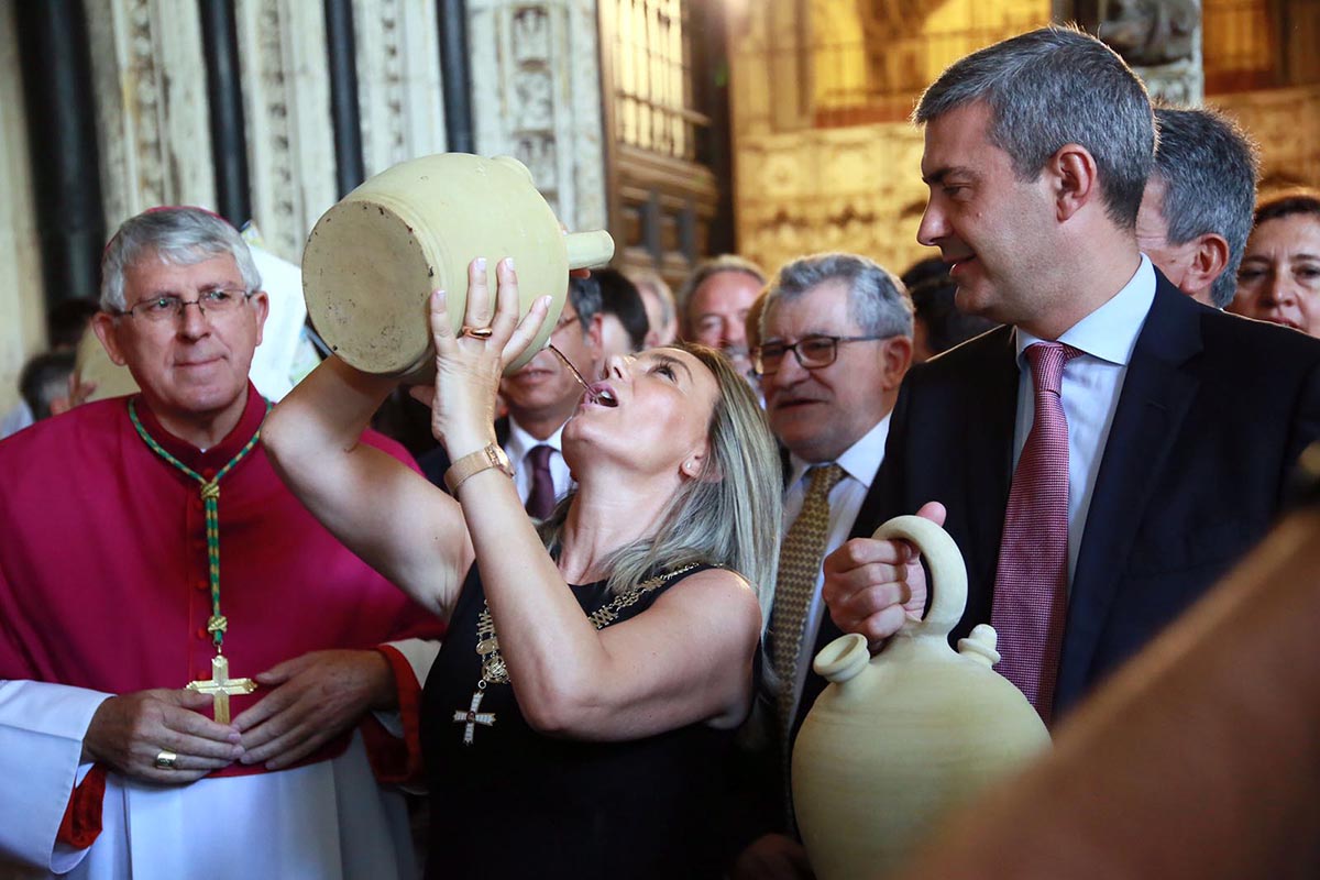 Tolón, bebiendo del botijo en la fiesta de la Virgen del Sagrario