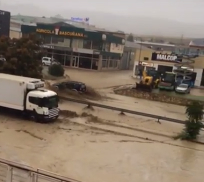 La carretera N-420 a la altura del polígono Los Palancares, inundada.