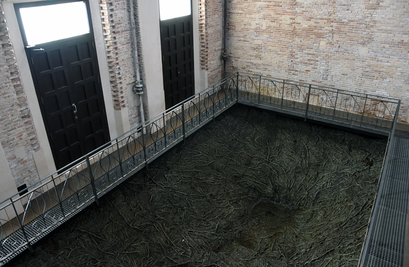 Interior de la Torre del Agua, escultura de Cristina Iglesias