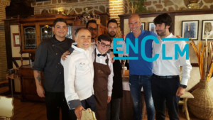 Zidane, con Vicente (segundo por la izquierda), propietario de la Orza, donde ha comido hoy en Toledo, junto a algunos de los trabajadores del local