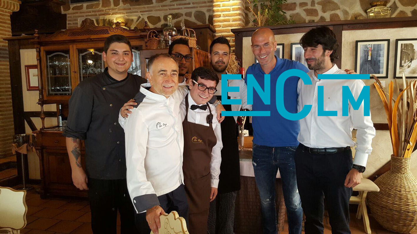 Zidane, con Vicente (segundo por la izquierda), propietario de la Orza, donde ha comido hoy en Toledo, junto a algunos de los trabajadores del local