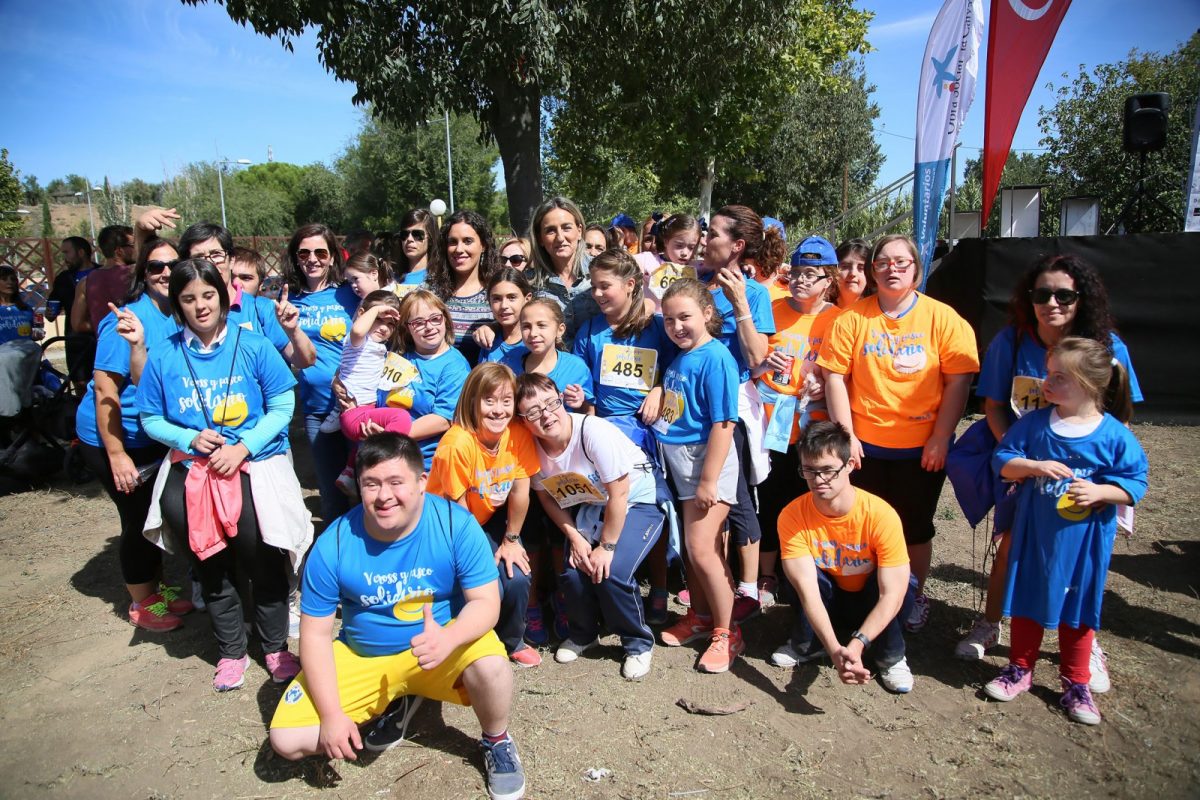 Milagros Tolón, con los participantes de la carrera del Down en Toledo