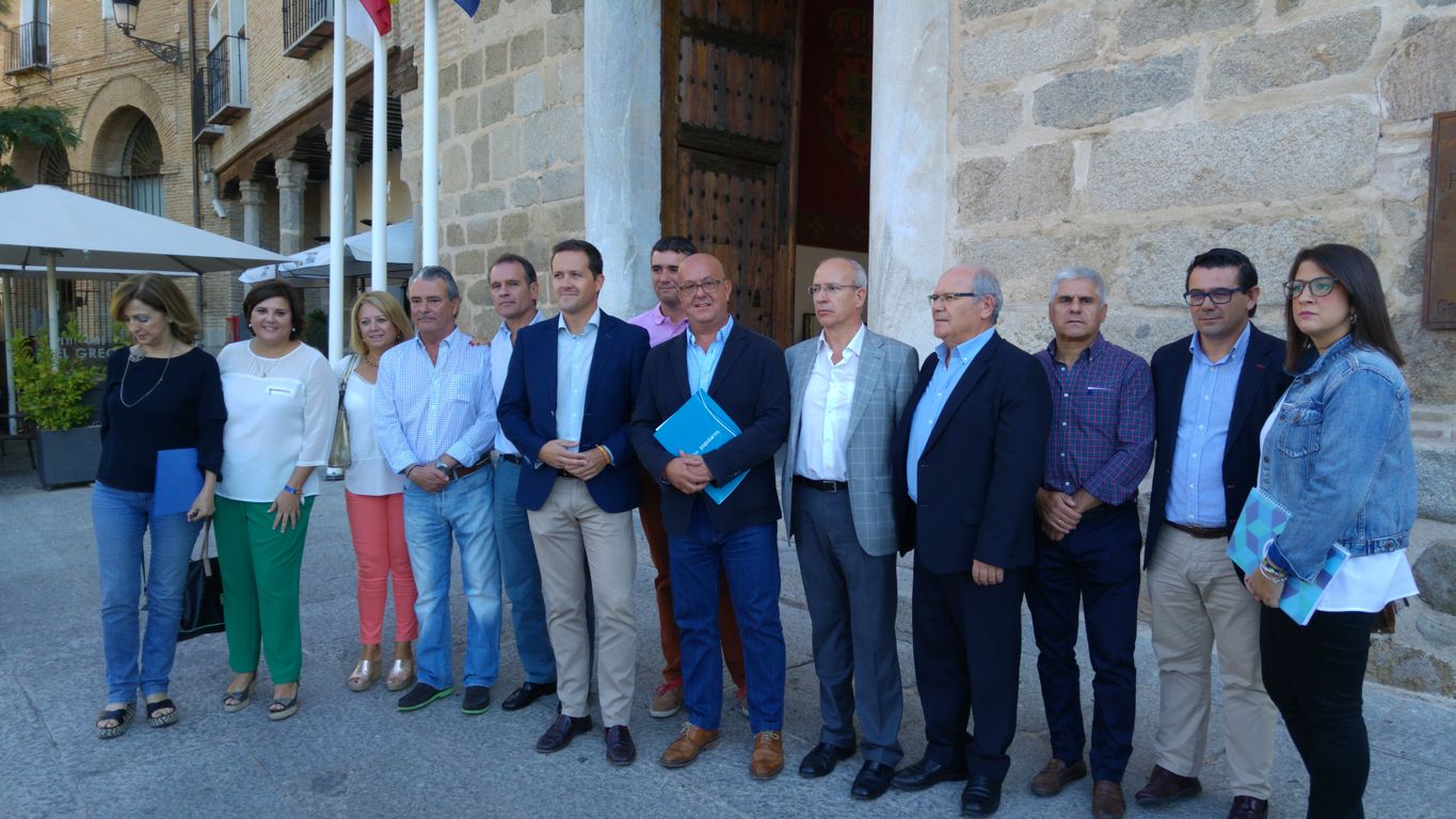 Alcaldes y representantes del PP frente al Palacio de Fuensalida. Junqueras