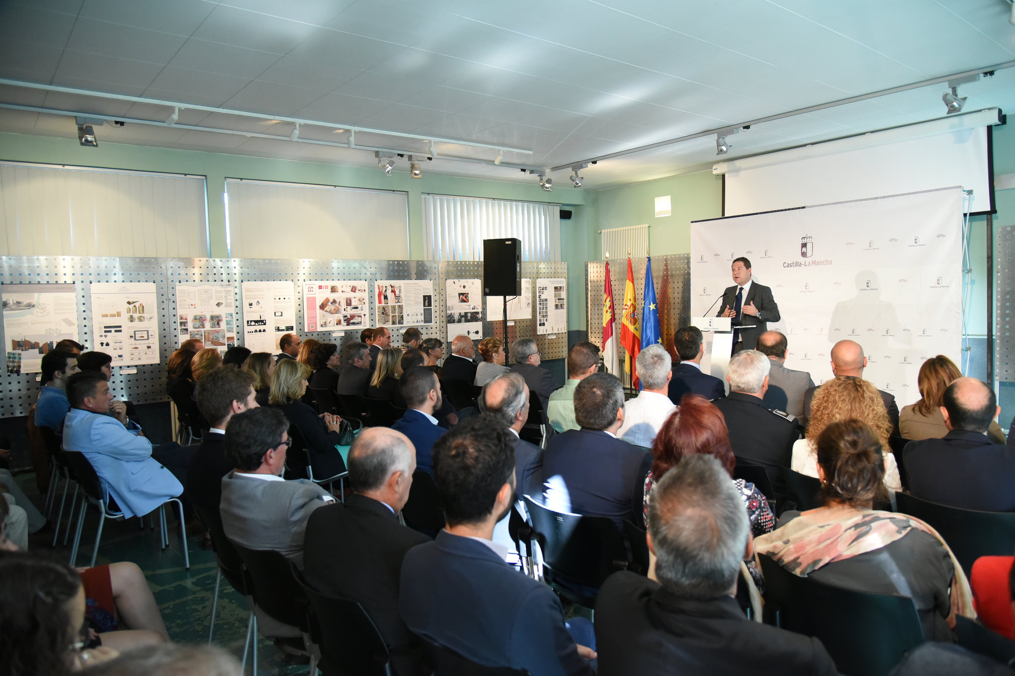 Emiliano García-Page inaugurando el curso en la Escuela de Arte Elena de la Cruz de Guadalajara. idiomas