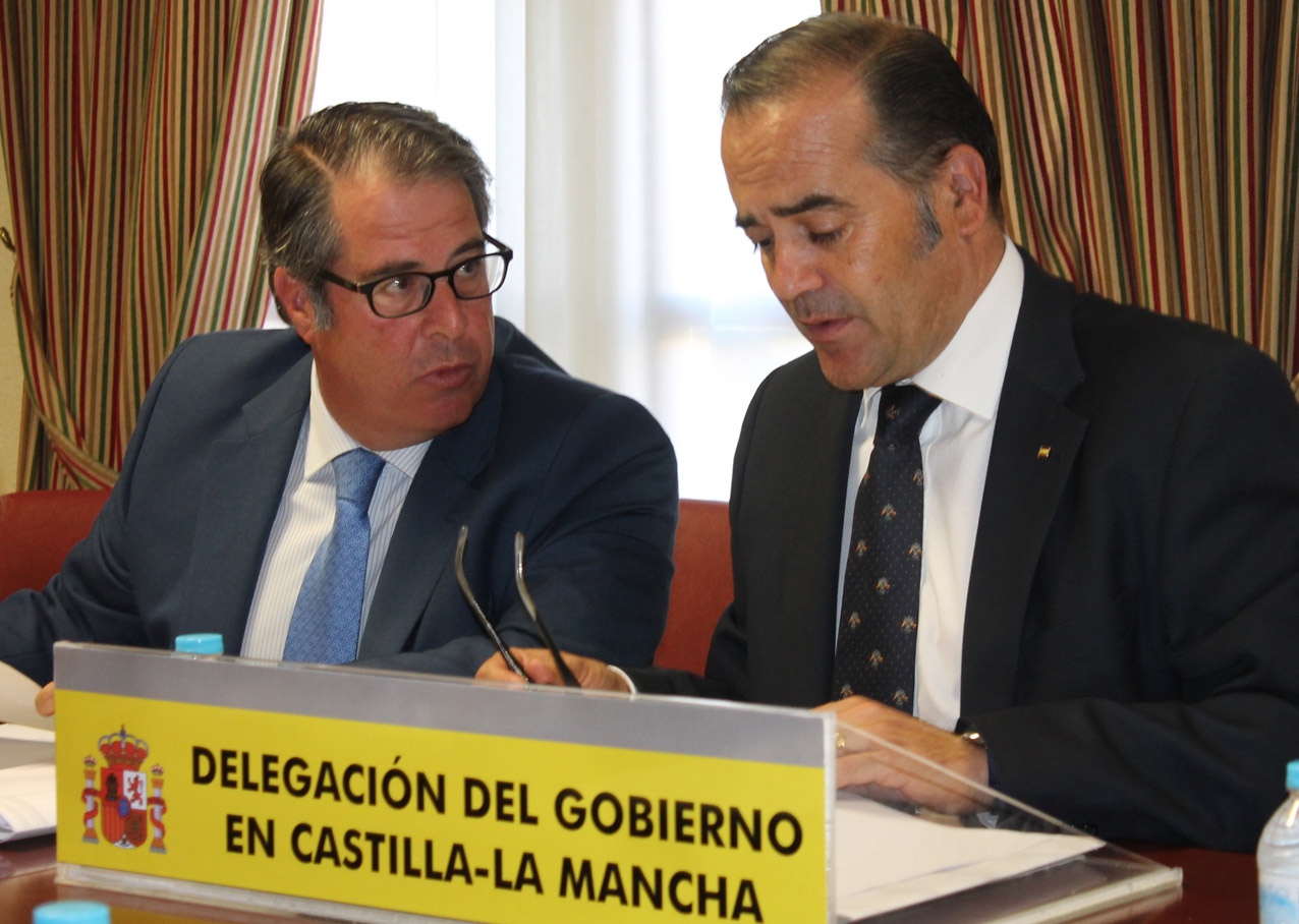 A la izquierda, el director general de Tráfico, Gregorio Serrano; a la derecha, el delegado del Gobierno en Castilla-La Mancha, José Julián Gregorio. Pepino
