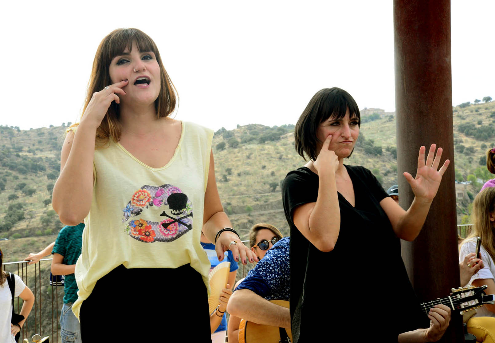 Rozalén y Beatriz Romero, en un concierto de la albaceteña por sorpresa en Toledo.