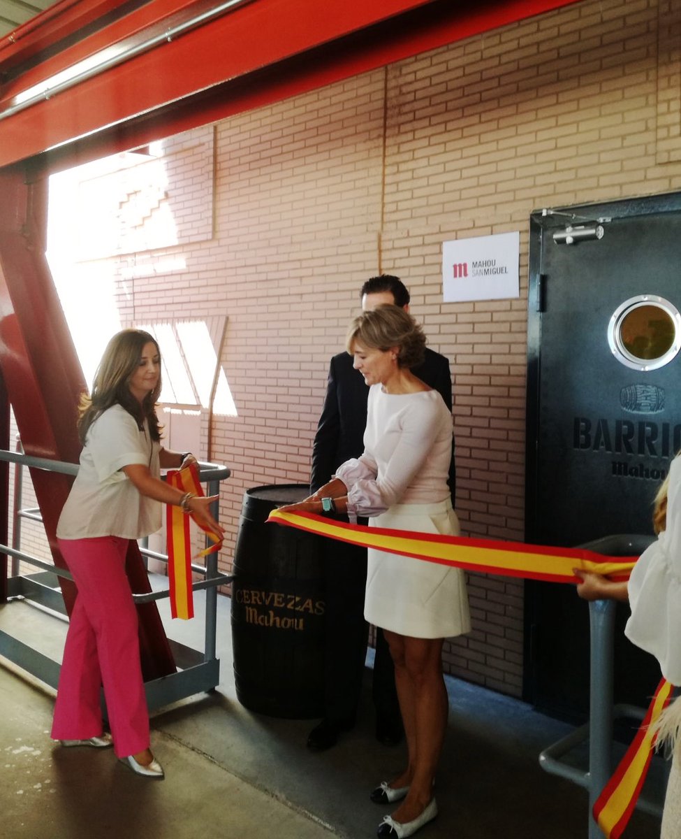 La ministra Isabel García Tejerina corta la cinta de la nueva bodega de Mahou-San Miguel en Alovera. trasvases