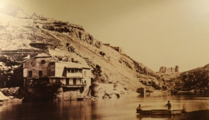 Barco pasaje ante la Casa del Diamantista.
